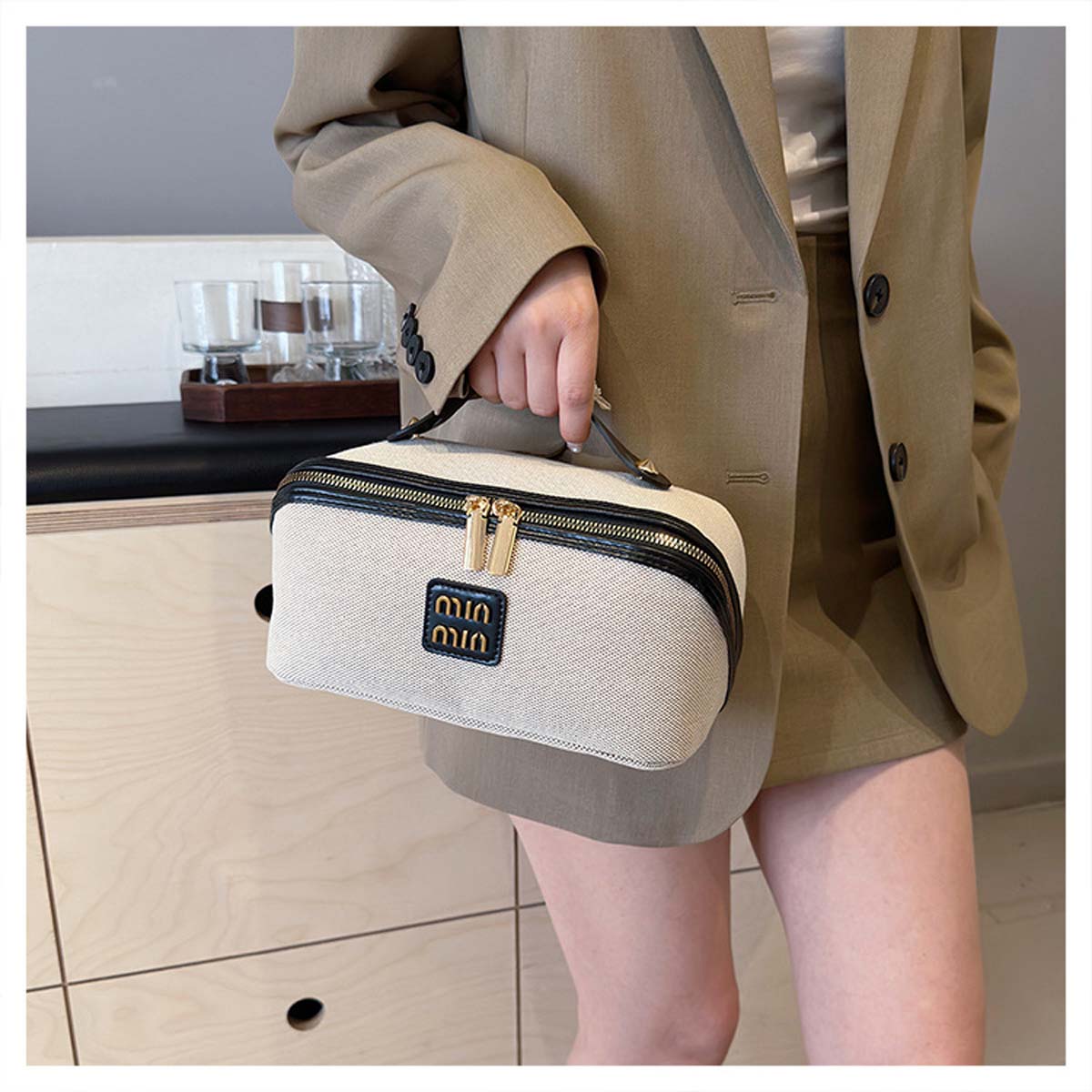 High Luxury Skincare - Retro light luxury simple canvas hand-held